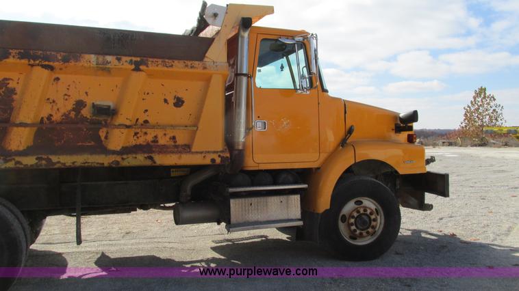 image for item I3184 2000 Volvo WG dump truck