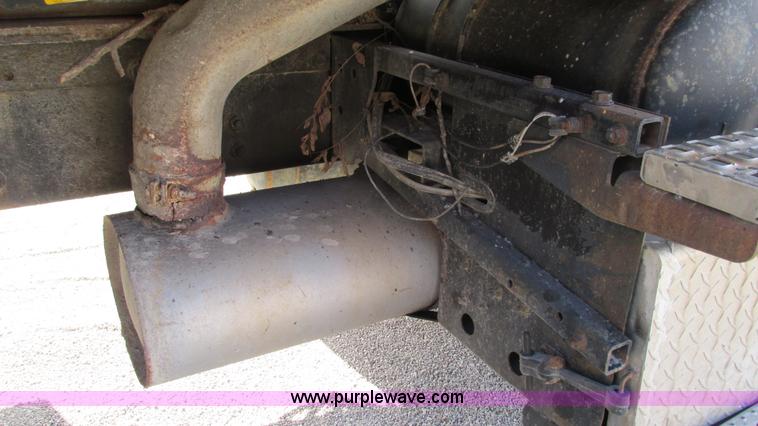 image for item I3184 2000 Volvo WG dump truck