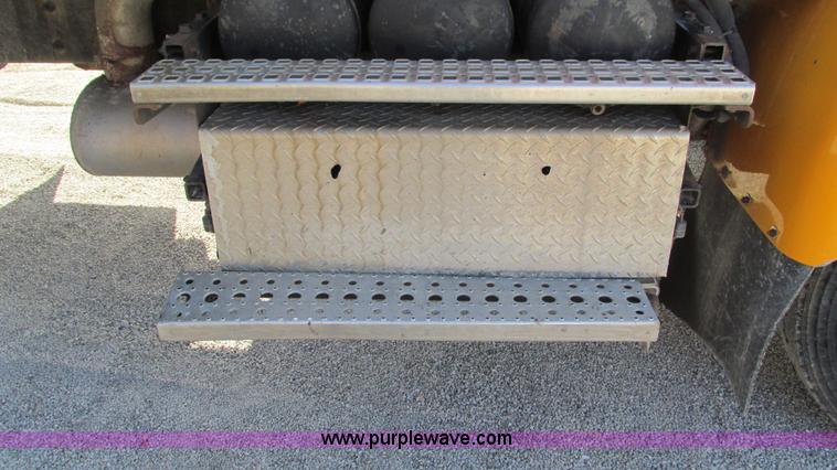 image for item I3184 2000 Volvo WG dump truck