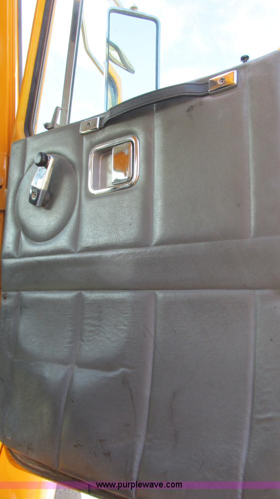 image for item I3184 2000 Volvo WG dump truck