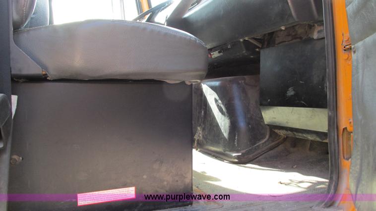 image for item I3184 2000 Volvo WG dump truck