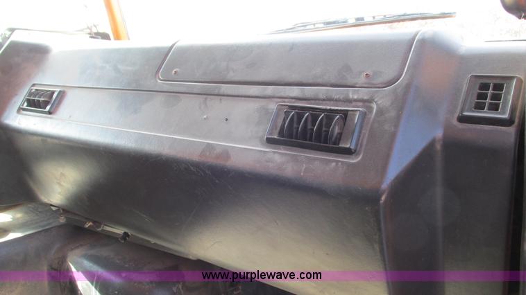 image for item I3184 2000 Volvo WG dump truck