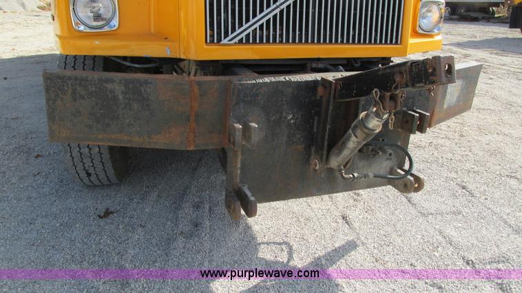 image for item I3184 2000 Volvo WG dump truck