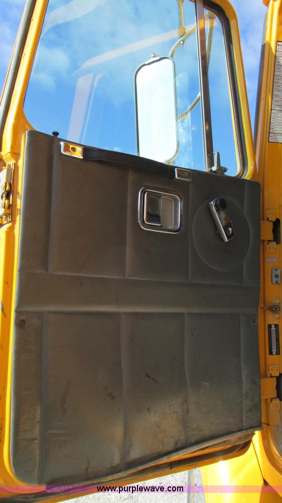 image for item I3184 2000 Volvo WG dump truck