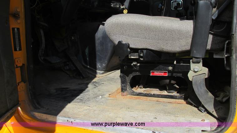 image for item I3184 2000 Volvo WG dump truck