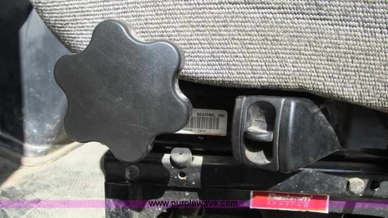 image for item I3184 2000 Volvo WG dump truck