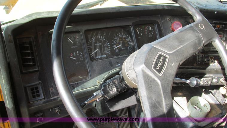 image for item I3184 2000 Volvo WG dump truck