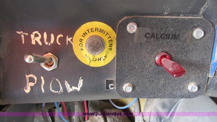 image for item I3184 2000 Volvo WG dump truck