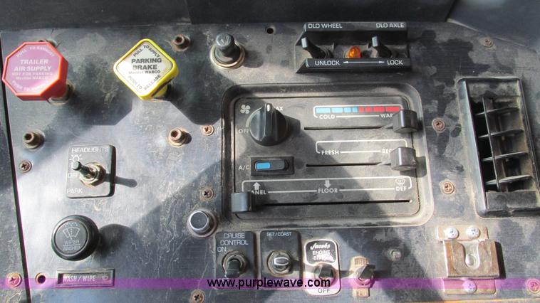 image for item I3184 2000 Volvo WG dump truck