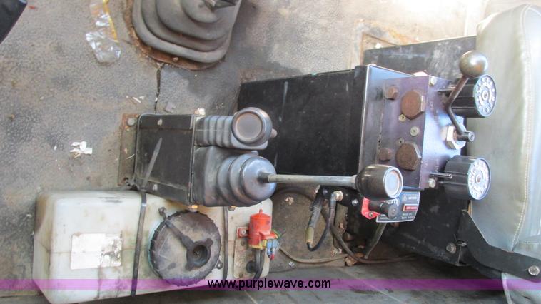 image for item I3184 2000 Volvo WG dump truck