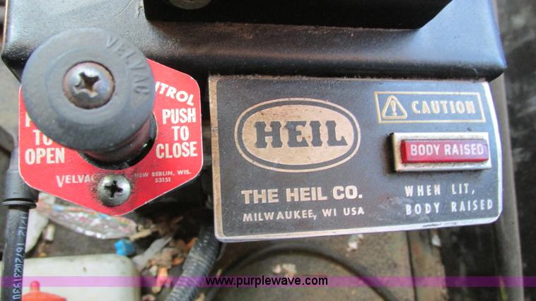 image for item I3184 2000 Volvo WG dump truck