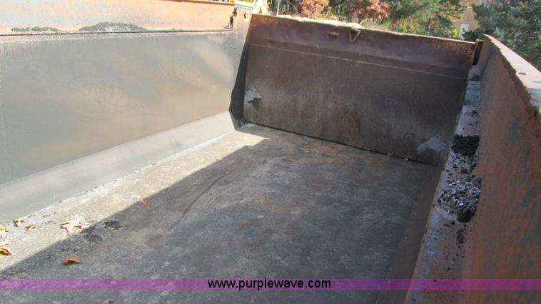 image for item I3184 2000 Volvo WG dump truck