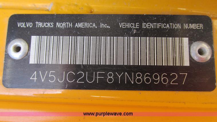 image for item I3184 2000 Volvo WG dump truck