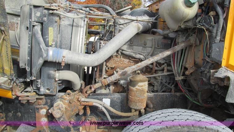 image for item I3184 2000 Volvo WG dump truck