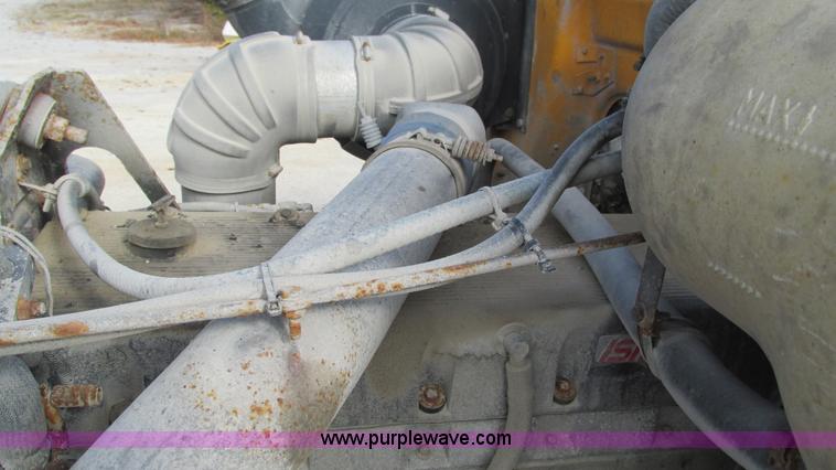 image for item I3184 2000 Volvo WG dump truck