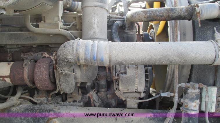 image for item I3184 2000 Volvo WG dump truck