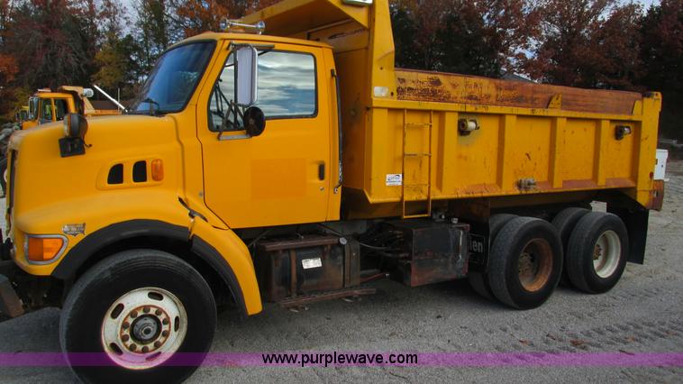 image for item I3185 1998 Ford LT9501 Louisville 101 dump truck