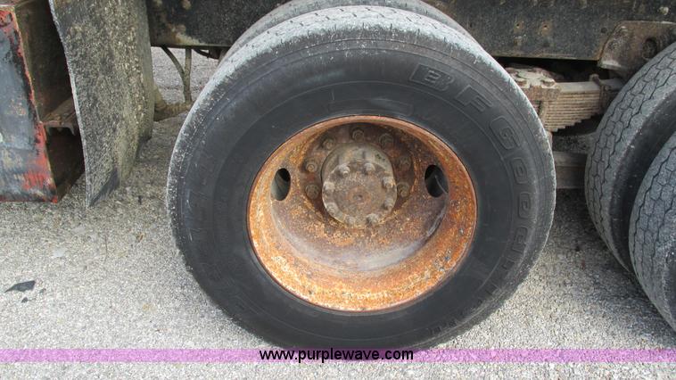 image for item I3185 1998 Ford LT9501 Louisville 101 dump truck