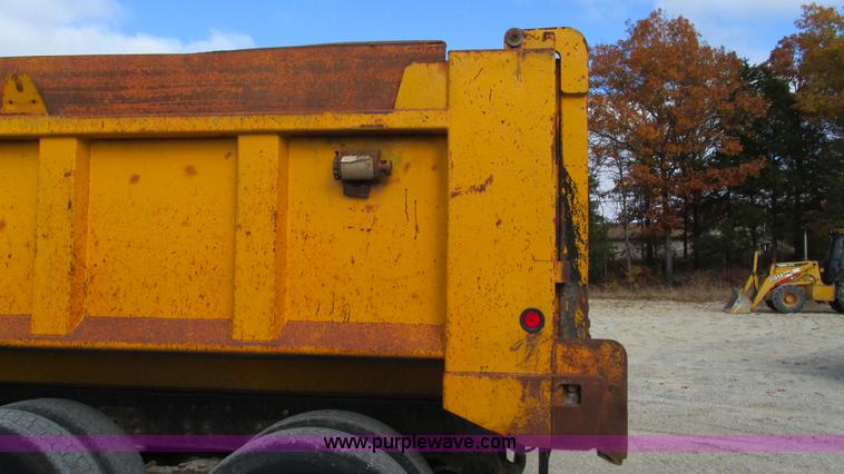 image for item I3185 1998 Ford LT9501 Louisville 101 dump truck