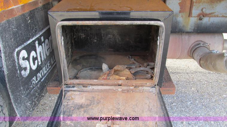 image for item I3185 1998 Ford LT9501 Louisville 101 dump truck