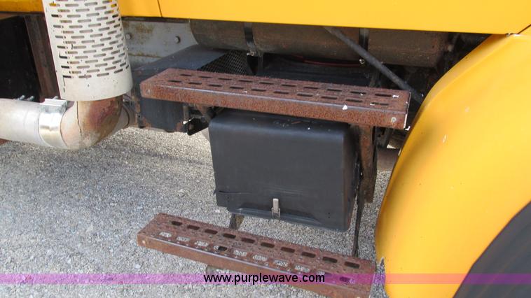 image for item I3185 1998 Ford LT9501 Louisville 101 dump truck