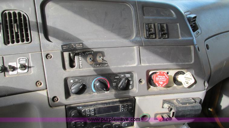 image for item I3185 1998 Ford LT9501 Louisville 101 dump truck