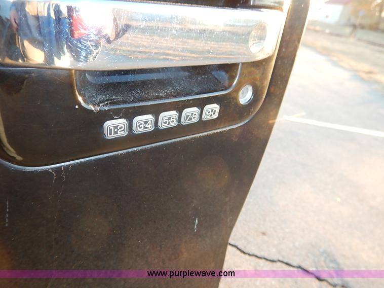 image for item I5234 2006 Lincoln Mark LT Crew Cab pickup truck