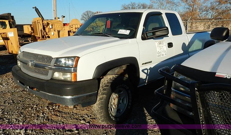 image for item I5238 2003 Chevrolet Silverado 2500HD Ext. Cab pickup truck