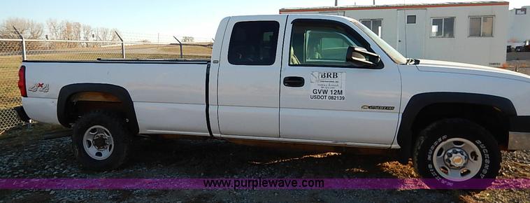 image for item I5238 2003 Chevrolet Silverado 2500HD Ext. Cab pickup truck