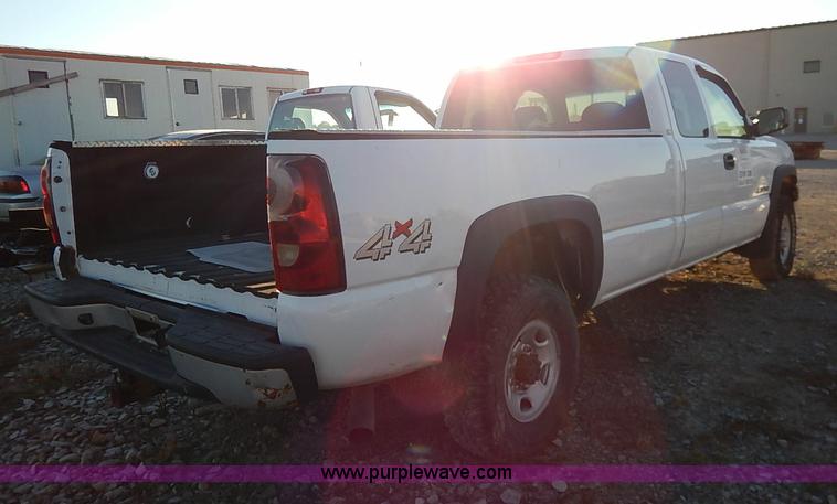 image for item I5238 2003 Chevrolet Silverado 2500HD Ext. Cab pickup truck