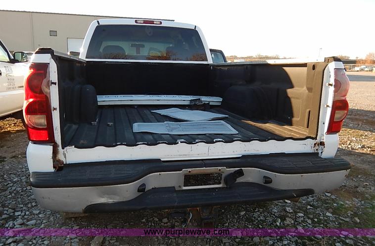 image for item I5238 2003 Chevrolet Silverado 2500HD Ext. Cab pickup truck
