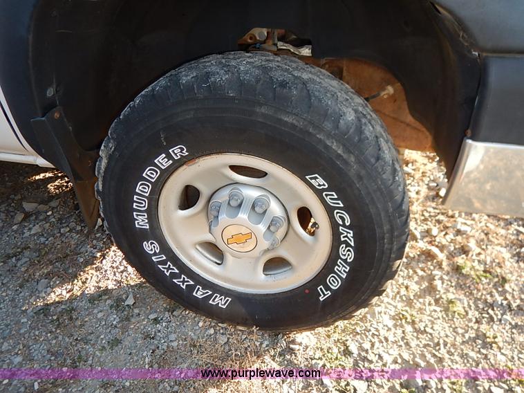 image for item I5238 2003 Chevrolet Silverado 2500HD Ext. Cab pickup truck