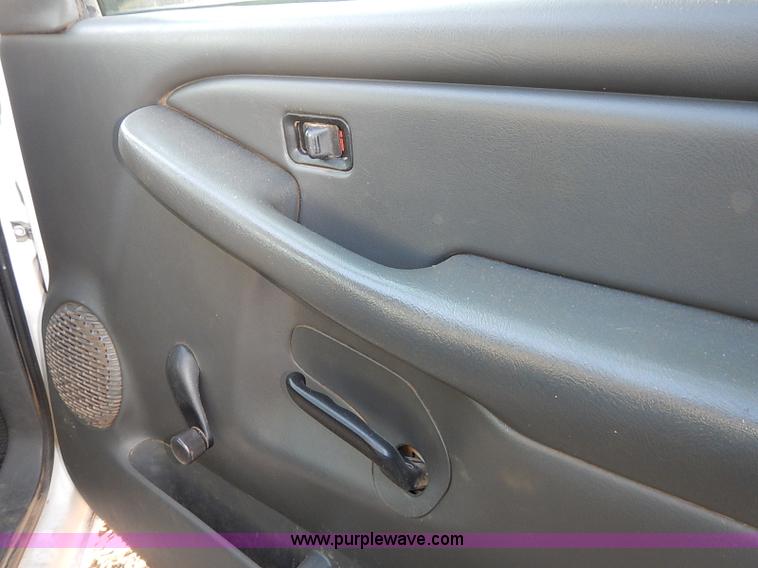 image for item I5238 2003 Chevrolet Silverado 2500HD Ext. Cab pickup truck