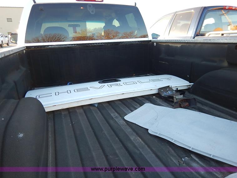 image for item I5238 2003 Chevrolet Silverado 2500HD Ext. Cab pickup truck