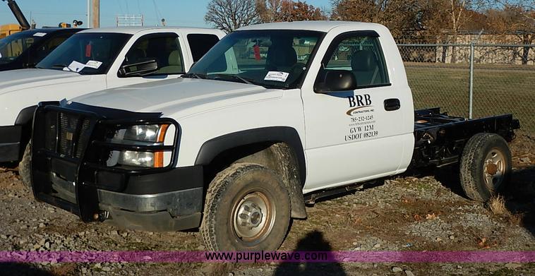 image for item I5241 2003 Chevrolet Silverado 2500HD pickup truck cab and chassis