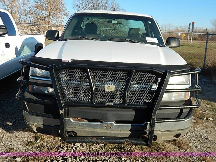 image for item I5241 2003 Chevrolet Silverado 2500HD pickup truck cab and chassis