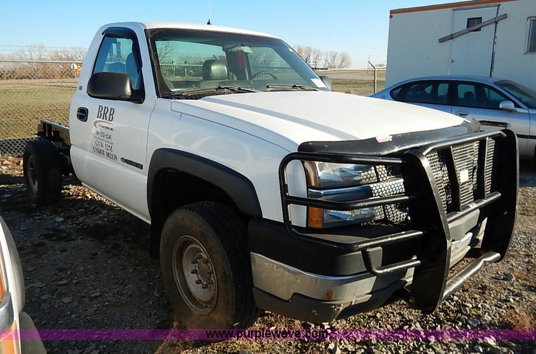 image for item I5241 2003 Chevrolet Silverado 2500HD pickup truck cab and chassis