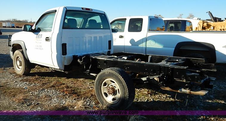 image for item I5241 2003 Chevrolet Silverado 2500HD pickup truck cab and chassis