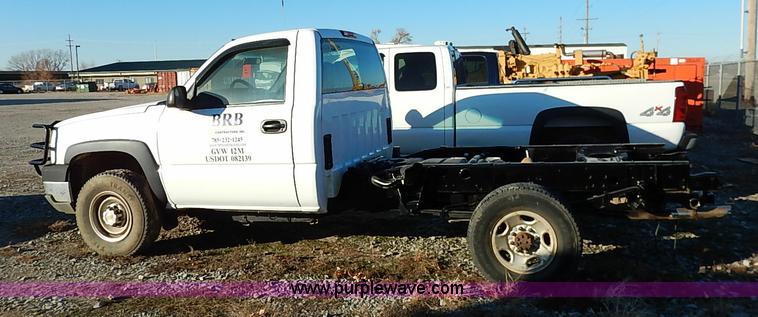 image for item I5241 2003 Chevrolet Silverado 2500HD pickup truck cab and chassis