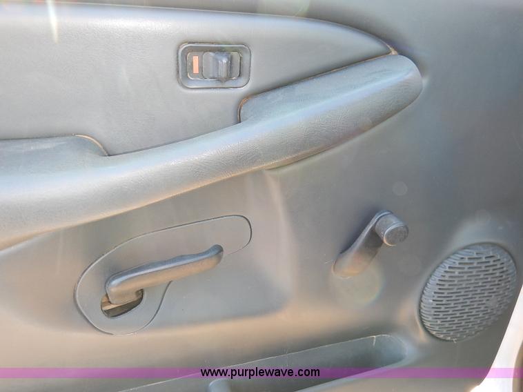 image for item I5241 2003 Chevrolet Silverado 2500HD pickup truck cab and chassis