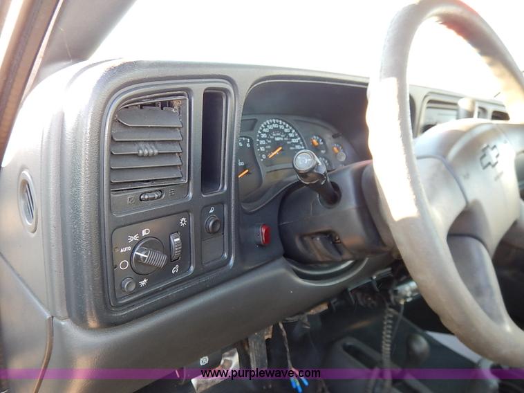 image for item I5241 2003 Chevrolet Silverado 2500HD pickup truck cab and chassis