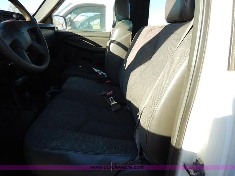 image for item I5241 2003 Chevrolet Silverado 2500HD pickup truck cab and chassis