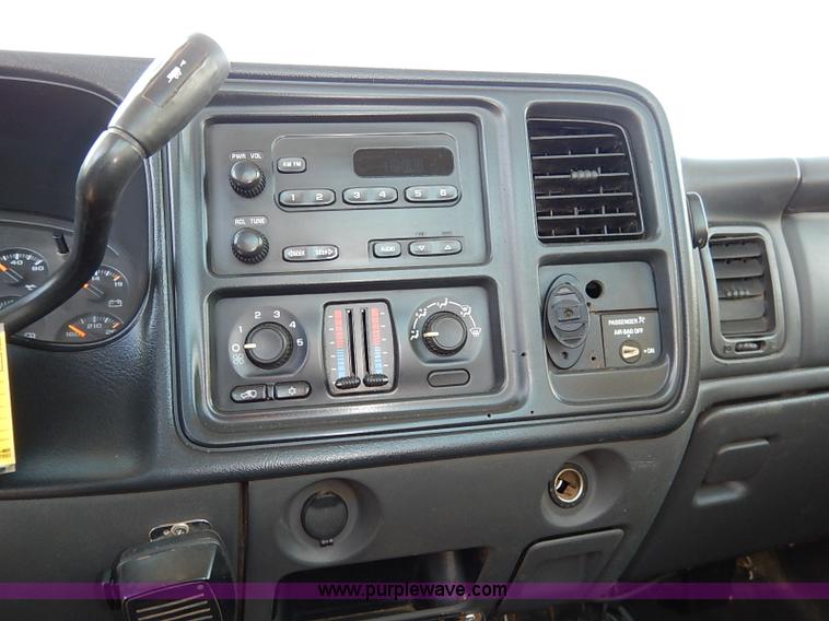 image for item I5241 2003 Chevrolet Silverado 2500HD pickup truck cab and chassis