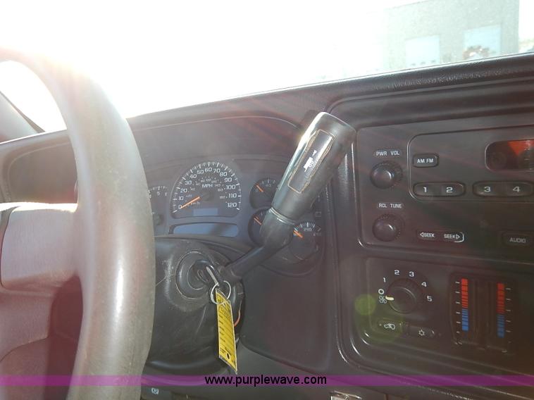 image for item I5241 2003 Chevrolet Silverado 2500HD pickup truck cab and chassis