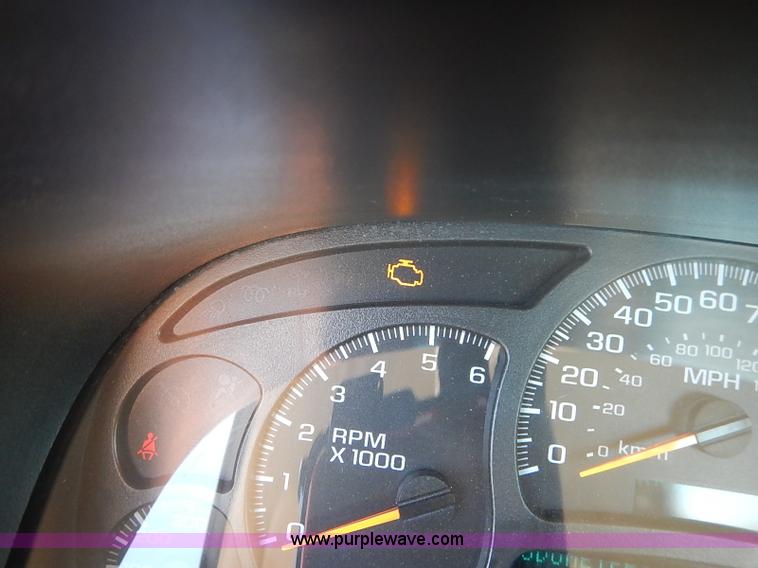 image for item I5241 2003 Chevrolet Silverado 2500HD pickup truck cab and chassis