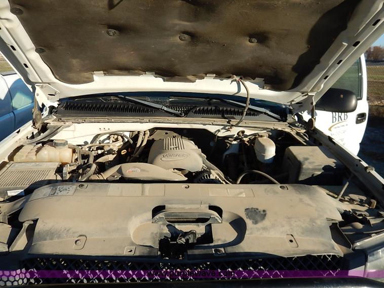 image for item I5241 2003 Chevrolet Silverado 2500HD pickup truck cab and chassis