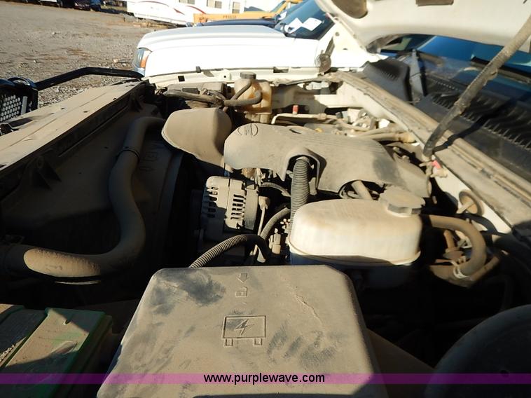 image for item I5241 2003 Chevrolet Silverado 2500HD pickup truck cab and chassis