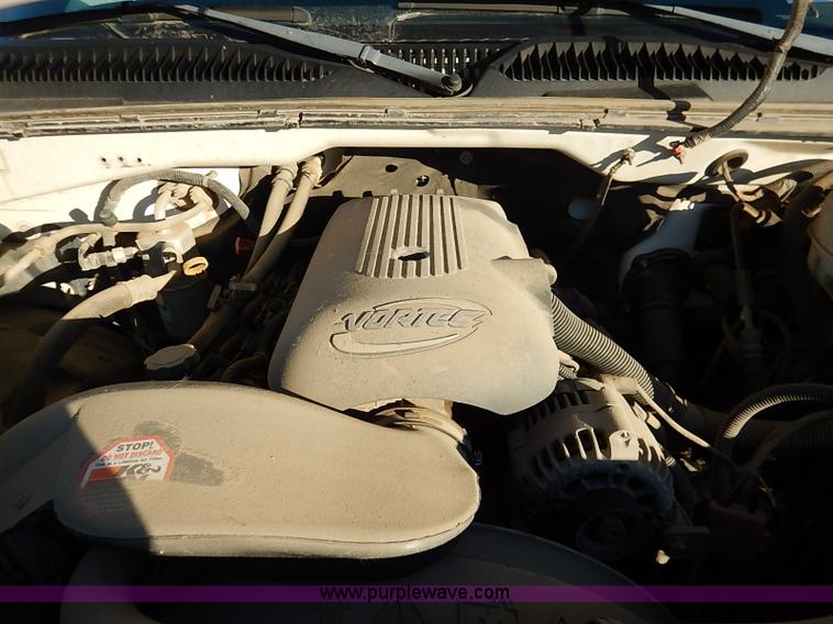 image for item I5241 2003 Chevrolet Silverado 2500HD pickup truck cab and chassis