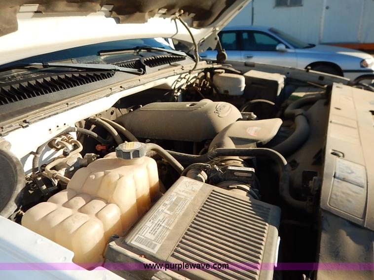 image for item I5241 2003 Chevrolet Silverado 2500HD pickup truck cab and chassis