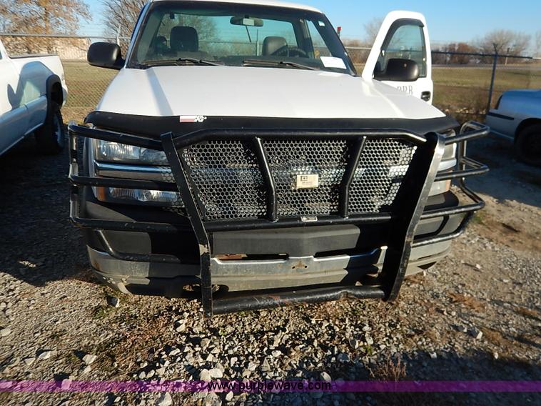 image for item I5241 2003 Chevrolet Silverado 2500HD pickup truck cab and chassis